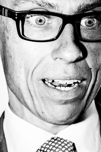 Sakari Piippo: Valtiovarainministeri Alexander Stubb (kok.) haastateltavana yhteiskuntasopimusneuvotteluja koskevassa tiedotustilaisuudessa 20.8.2015., sarjasta Valtioneuvosto, 2015